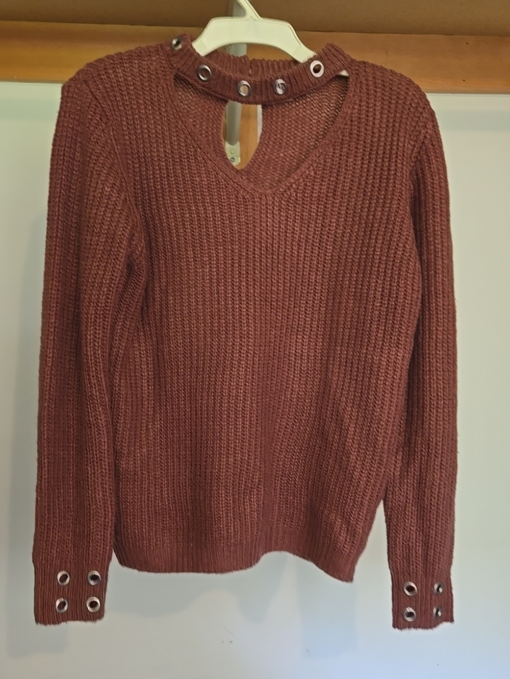 V-Neck Eyelet-Trim Sweater in Rusty Tone. Size L